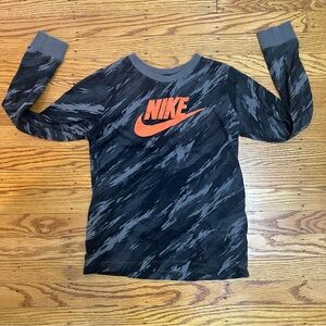 Size: S // Boys Nike Shirt